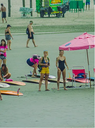 Festival com pranchas coloridas na areia