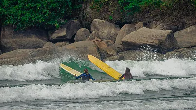 Surfistas encarando a arrebentação