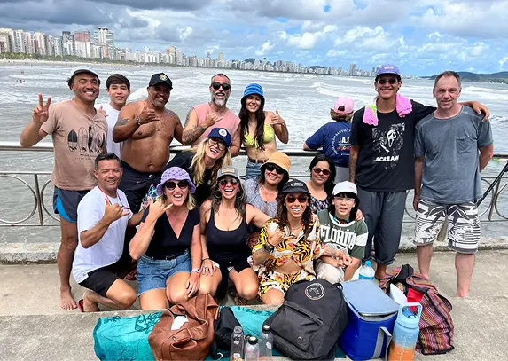 Amigas sorrindo com pranchas